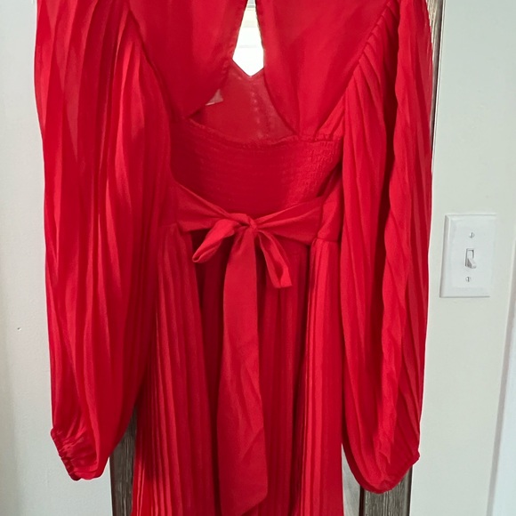 It is a gorgeous granate color dress, perfect to be used in the holiday season. - Picture 2 of 5